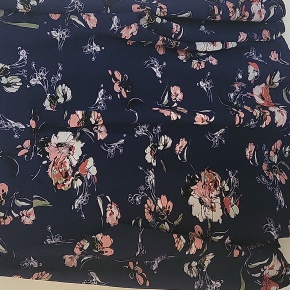 Fun to Fun Navy top with flowers. - Picture 4 of 4